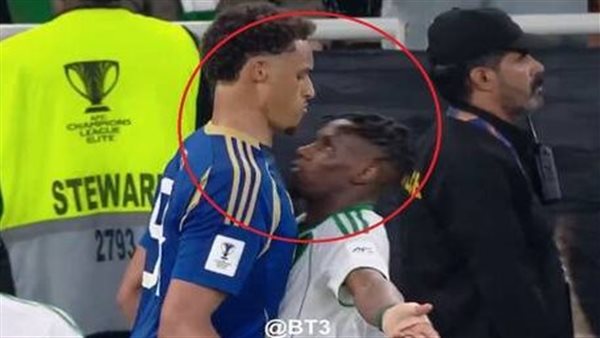 لاعب سعودي يسقط إسرائيليا بضربة رأس في نهائي دوري أبطال آسيا لكرة القدم لاعب سعودي يسقط إسرائيليا بضربة رأس في نهائي دوري أبطال آسيا لكرة القدم