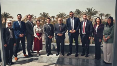 «هيئة الدواء» تبحث التعاون مع شركتين عالميتين لتوطين صناعة المستلزمات الطبية