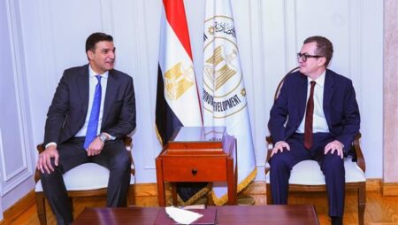 وزيرا التخطيط والصناعة يبحثان تسريع ترفيق المناطق الصناعية