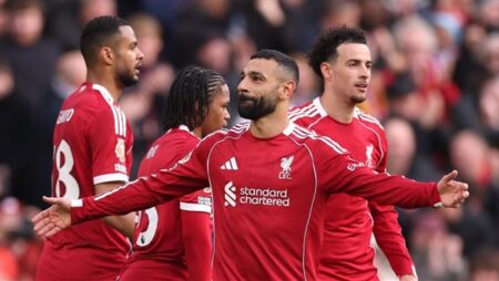 ليفربول ينتصر على فولهام بثنائية وسط تألق صلاح