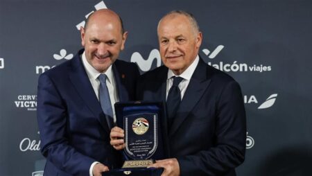 أبوريدة يكرم رئيس الاتحاد الإسباني ويهديه قميص منتخب مصر أبوريدة يكرم رئيس الاتحاد الإسباني ويهديه قميص منتخب مصر