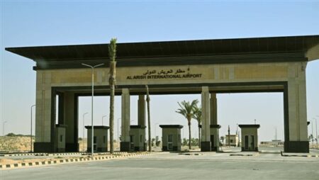 رئيس الوزراء يتابع الموقف التنفيذي لمشروع تطوير مطار العريش الدولي.. صور