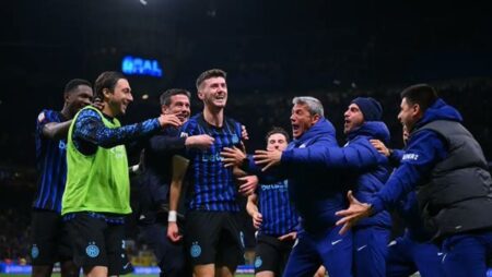 إنتر ميلان يقلب تأخره إلى فوز ويخطف بطاقة التأهل إلى نهائي كأس إيطاليا من كومو
