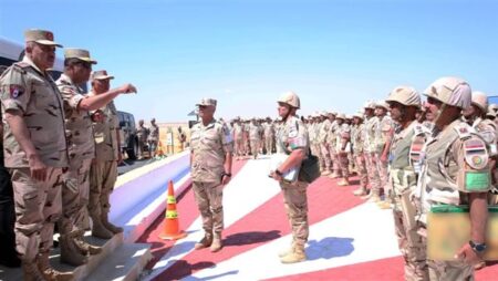 وزير الدفاع يشهد تنفيذ المرحلة الرئيسية للمشروع التكتيكى بجنود (بدر 2026) بالذخيرة الحية.. صور
