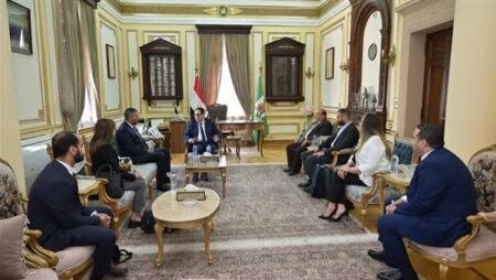 جامعة القاهرة تبحث تعزيز التعاون مع البورصة لنشر الثقافة المالية والاستثمارية