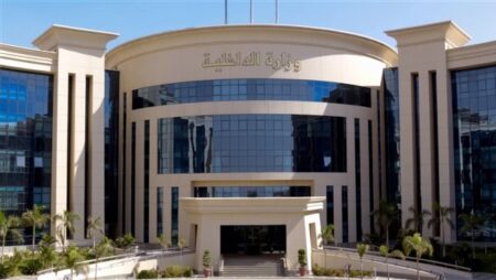 إنهاء خدمة فرد شرطة لخروجه عن مقتضى الواجب الوظيفي