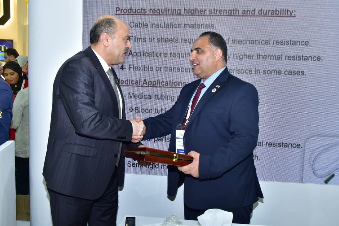 "إيكم" تكرم البتروكيماويات المصرية لإنجازات Medical PVC واعتماد تقرير الإفصاح