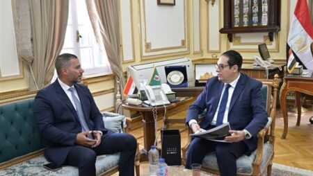نائب رئيس البورصة المصرية ورئيس جامعة القاهرة يبحثان نشر ثقافة الاستثمار