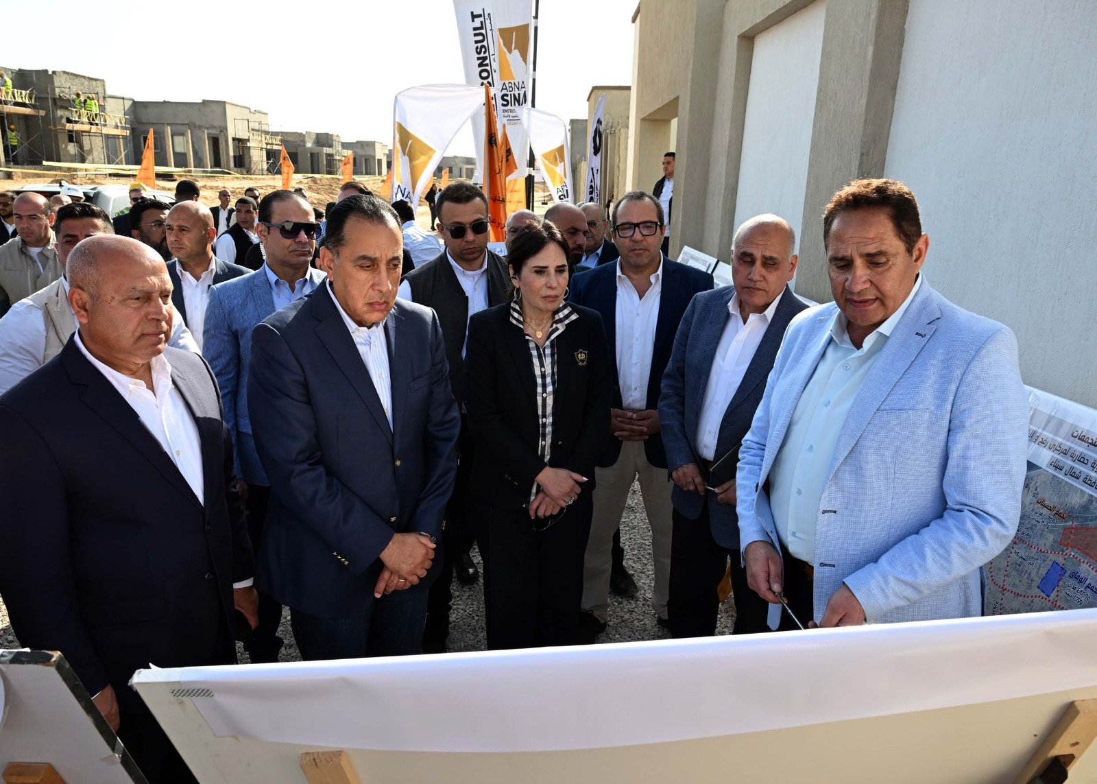رئيس الوزراء يتابع إنشاء 17 تجمعا تنمويًا برفح والشيخ زويد.. صور