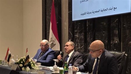 وزير الخارجية يلتقي أبناء الجالية المصرية في الكويت
