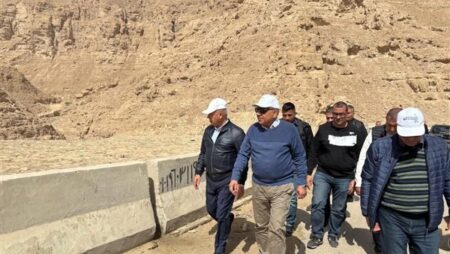 وزيرا النقل والكهرباء يتفقدان جبل الجلالة تمهيدا لإطلاق مشروعات طاقة الرياح