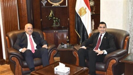 وزير الشباب يجتمع مع رئيس اتحاد الرماية لبحث خطة العمل والبطولات المقبلة وزير الشباب يجتمع مع رئيس اتحاد الرماية لبحث خطة العمل والبطولات المقبلة