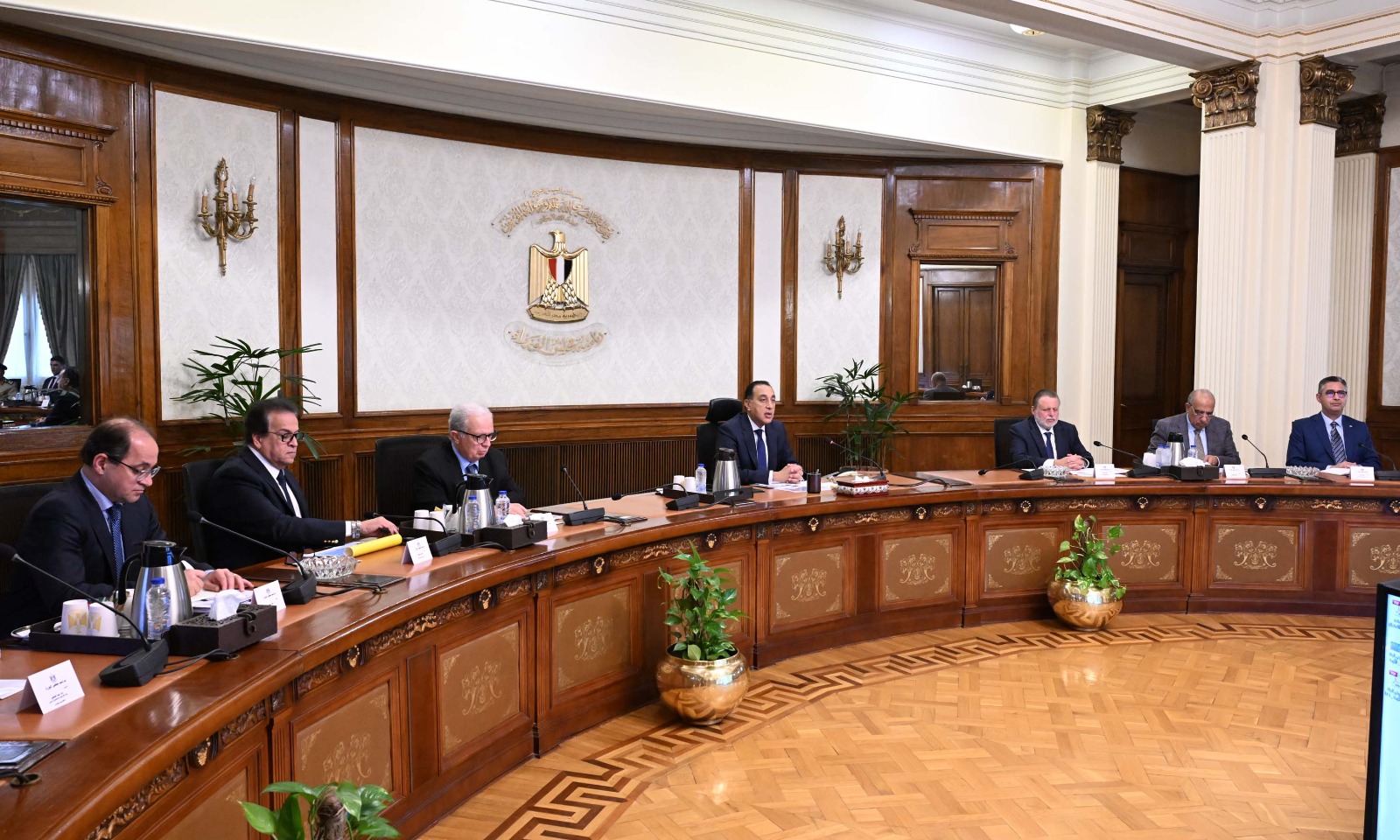 رئيس الوزراء يترأس اجتماع اللجنة المركزية لإدارة الأزمات.. إيقاف العمل بقرار غلق المحال العامة والمراكز التجارية والمطاعم.. الإعلان عن مبادرة تحفيزية للمصانع والمنازل للتحول إلى الطاقة الشمسية