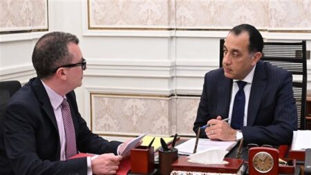رئيس الوزراء يستعرض مع وزير التخطيط تطورات الاقتصاد العالمي.. يبحثان نتائج المشاركة في اجتماعات صندوق النقد والبنك الدوليين.. و«رستم»: تباطؤ متوقع في الاقتصاد العالمي