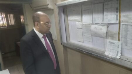 مدير «صحة القاهرة» يحيل المقصرين للتحقيق خلال جولة مفاجئة بمستشفى منشية البكري