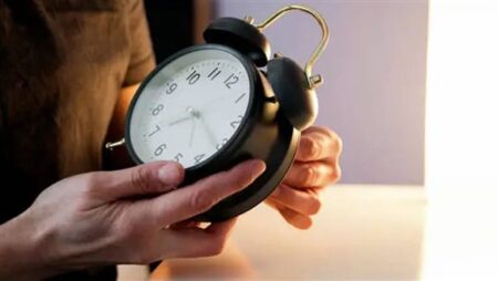 الأن قدم ساعتك 60 دقيقة.. موعد بدء تطبيق التوقيت الصيفي