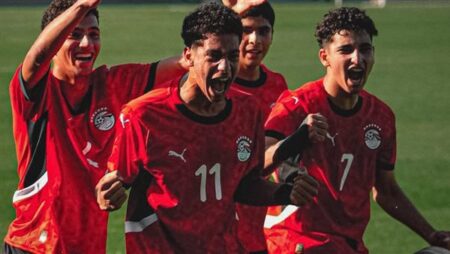 وزير الشباب يهنئ منتخب مصر لكرة القدم للناشئين بعد حسم التأهل لكأس الأمم الأفريقية