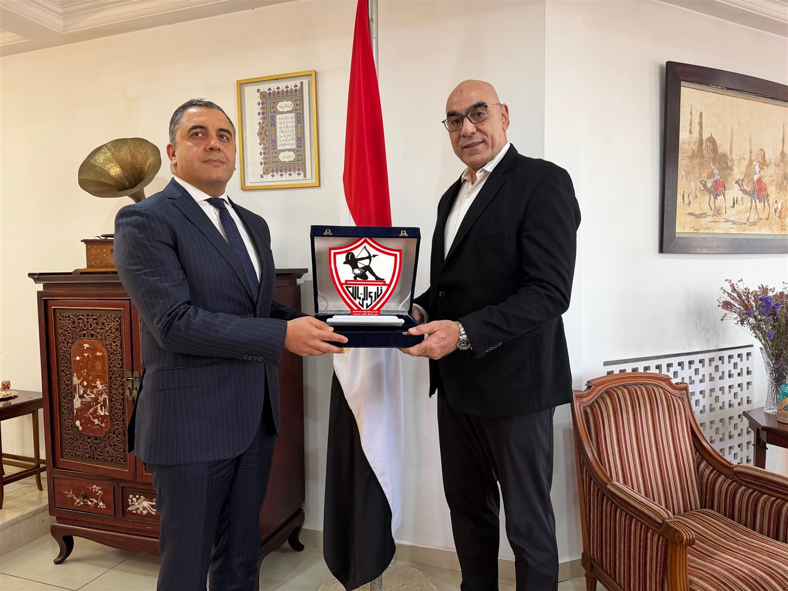 هشام نصر يزور سفير مصر في الجزائر ويهديه درع الزمالك قبل مواجهة شباب بلوزداد 1 هشام نصر يزور سفير مصر في الجزائر ويهديه درع الزمالك قبل مواجهة شباب بلوزداد