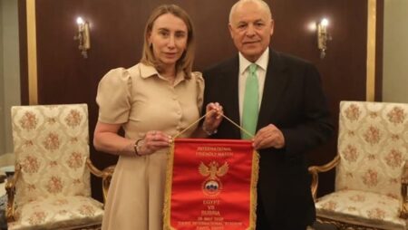 أبو ريدة يتبادل الدروع التذكارية مع رئيسة بعثة منتخب روسيا