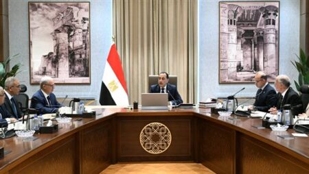 رئيس الوزراء يتابع موقف طرح عدد من الشركات الحكومية في البورصة