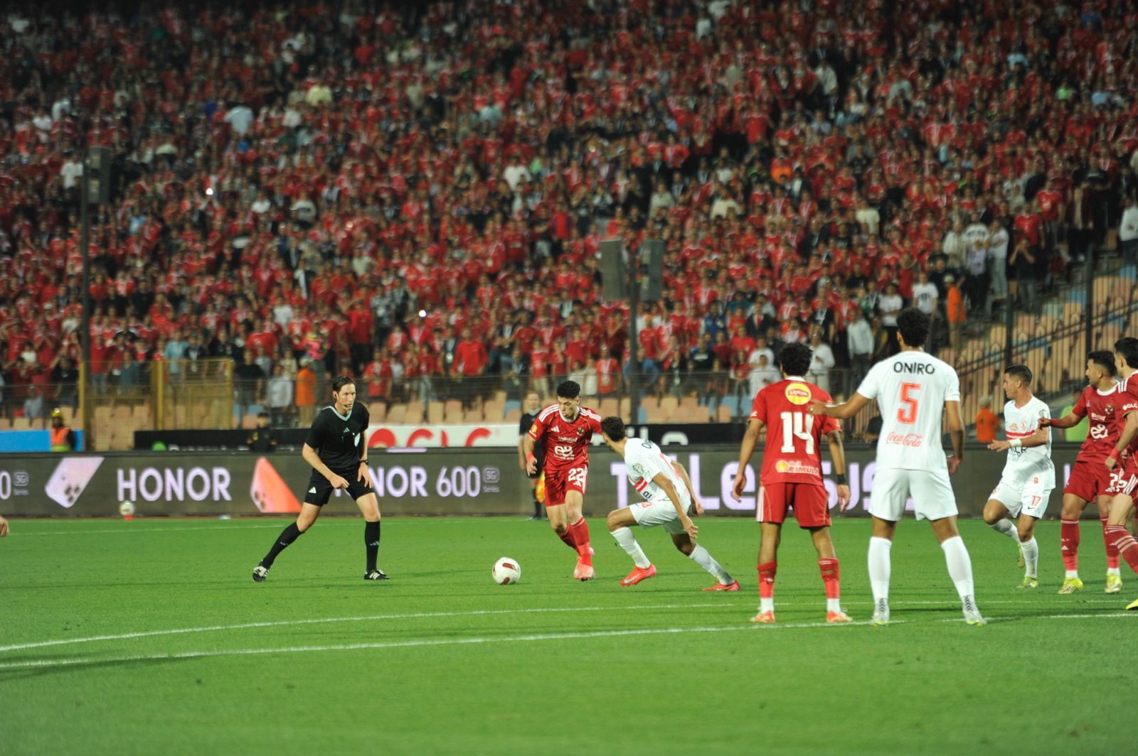 بالصور.. الأهلي يتمسك بحلم الدوري بثلاثية نظيفة في القمة أمام الزمالك