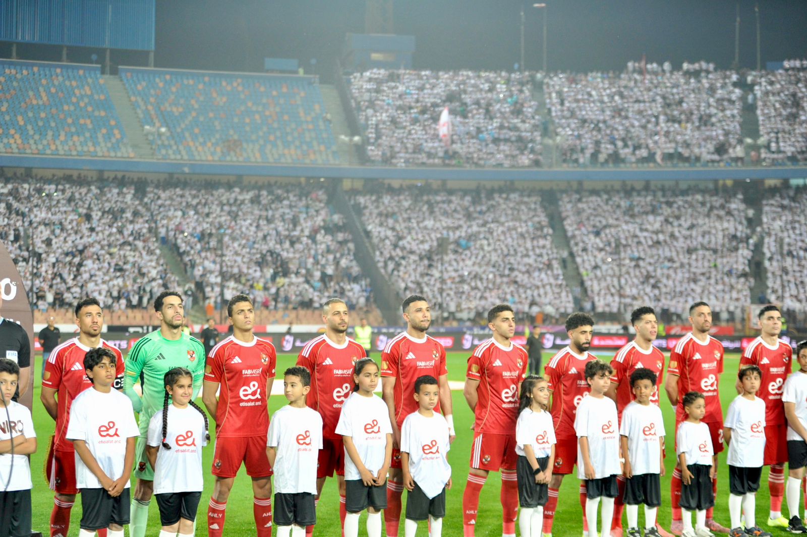 بالصور.. الأهلي يتمسك بحلم الدوري بثلاثية نظيفة في القمة أمام الزمالك