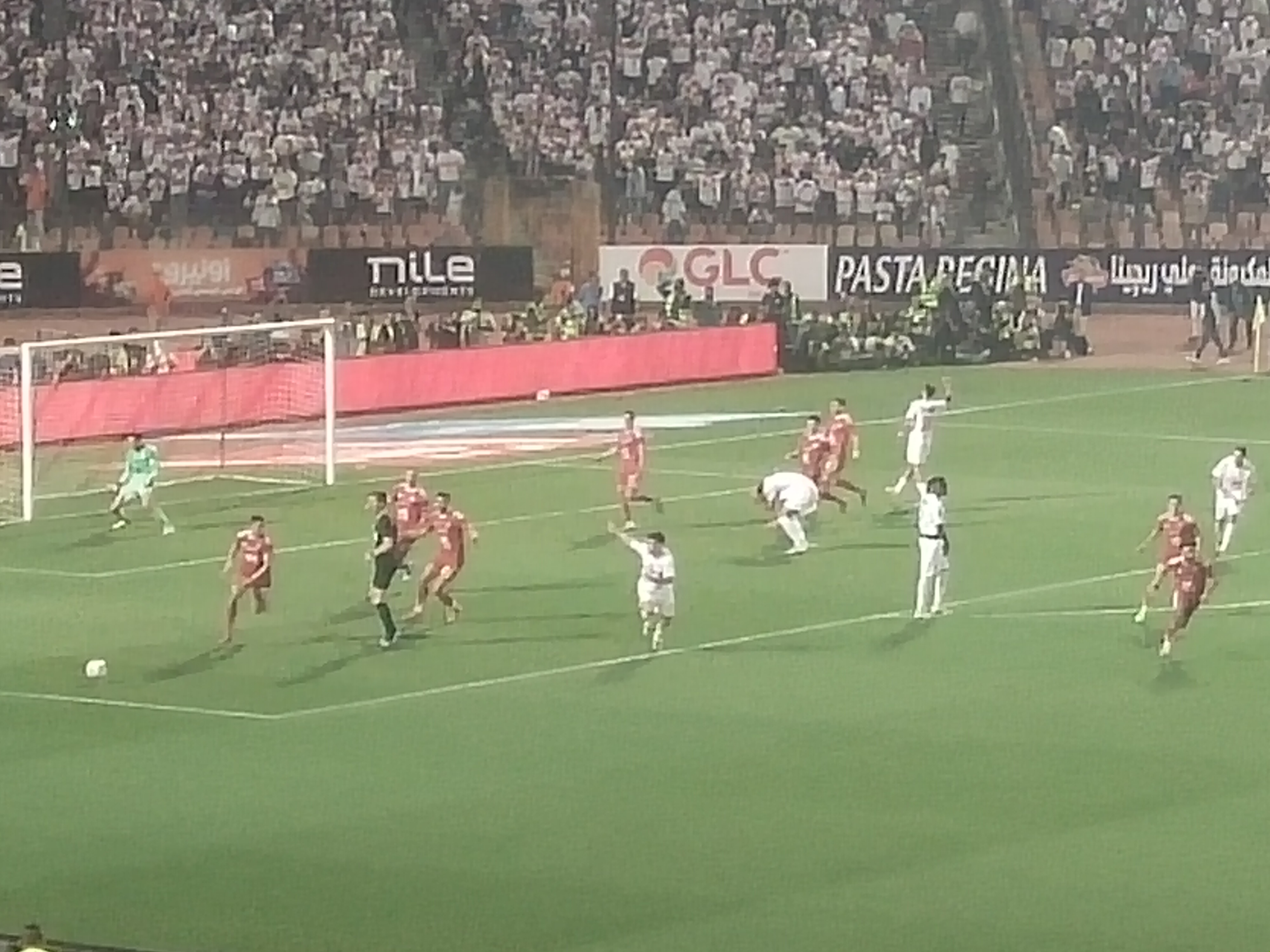 بالصور.. الأهلي يتمسك بحلم الدوري بثلاثية نظيفة في القمة أمام الزمالك