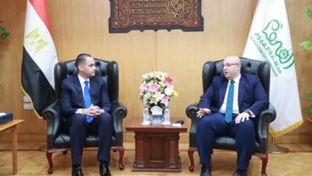نائب وزير الصحة يبحث مع محافظ الفيوم تطوير المنظومة الصحية والمشروعات الجارية