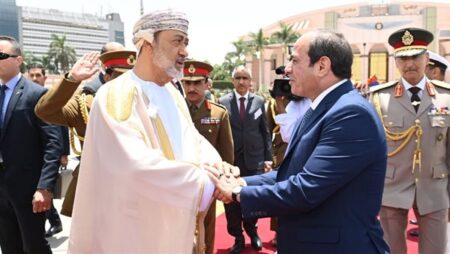الرئيس السيسي يصل سلطنة عمان.. والسلطان هيثم في مقدمة مستقبليه