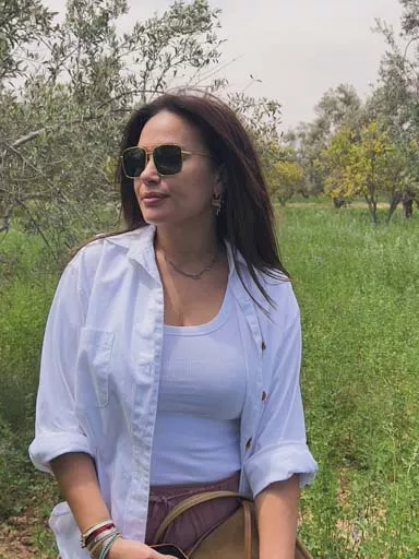 الأبيض يليق بها.. هكذا اختارت هند صبري إطلالتها 1 هند صبري وسط الطبيعة