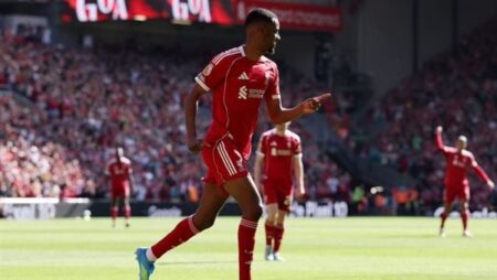 جاكبو يقود ليفربول لموجهة تشيلسي في قمة الدوري الإنجليزي