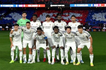 فيديو | لفتة رائعة من لاعبي ريال مدريد مع فليك بعد الهزيمة أمام برشلونة