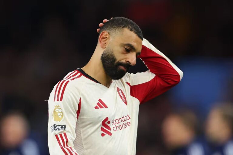 إعجاب وتصفيق.. رد فعل لاعبي ليفربول تجاه رسالة محمد صلاح القوية بعد الخسارة أمام أستون فيلا