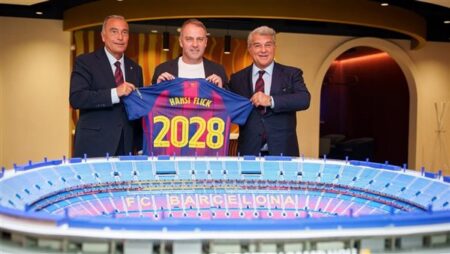 بعد النجاحات المحلية والأوروبية.. برشلونة يجدد عقد هانز فليك حتى 2028 بعد النجاحات المحلية والأوروبية.. برشلونة يجدد عقد هانز فليك حتى 2028