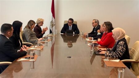 "عبدالغفار" يبحث مع نوفارتس وباير تعزيز صحة القلب والكشف المبكر عن الأمراض غير السارية