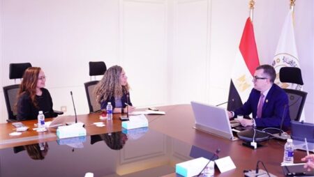 وزير التخطيط يستقبل وفد "مؤسسة عبد الله الغرير" الإماراتية لتمكين الشباب