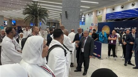 وصول بعثة أسر شهداء الشرطة إلى الأراضي المقدسة
