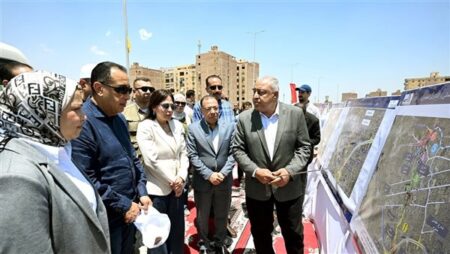 رئيس الوزراء يتفقد محور عمرو بن العاص ويوجه الشكر لجميع العاملين.. صور