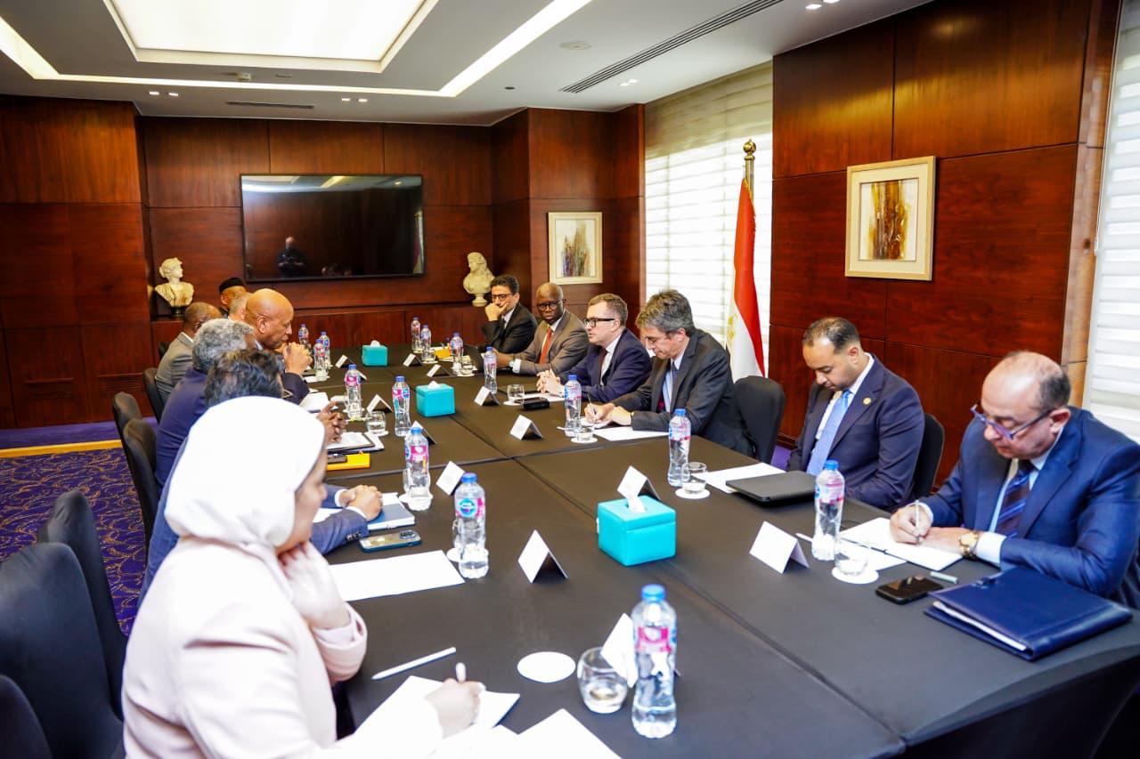 وزير التخطيط يبحث مع نائب رئيس مؤسسة التمويل الدولية (IFC) إجراءات تفعيل آلية ضمان مشروعات البنية التحتية