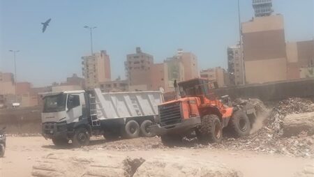 استجابة لشكاوى المواطنين.. رفع تراكمات القمامة بدائري المنيب وشارع الشيمي في بولاق الدكرور