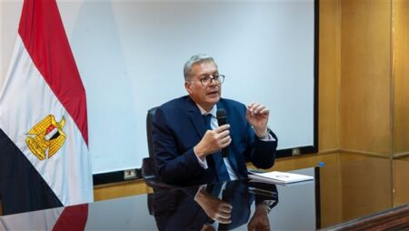 وزير البترول يبحث مع الكوادر الشابة سبل تحسين مكانة مصر في مؤشرات الاستثمار التعديني العالمية