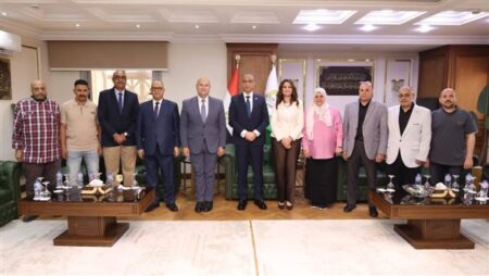 محافظ الجيزة يلتقى وفود التنفيذيين من قيادات الأجهزة للتهنئة بعيد الأضحى محافظ الجيزة يلتقى وفود التنفيذيين من قيادات الأجهزة للتهنئة بعيد الأضحى