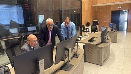 وزير الكهرباء يقضى أول أيام العيد مع العاملين بالمركز القومى للتحكم في الطاقة