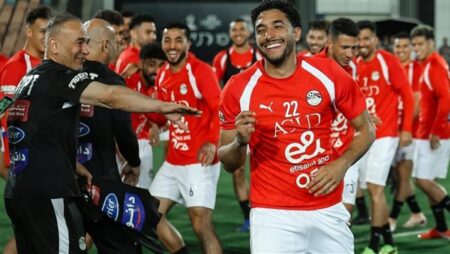 ممر شرفي في تدريب المنتخب الوطني احتفالًا بمرموش واللاعبين الجدد