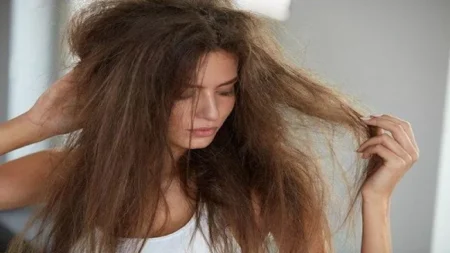 سر بسيط يحمي شعرك من التلف بعد المكواة.. لا تهمليه