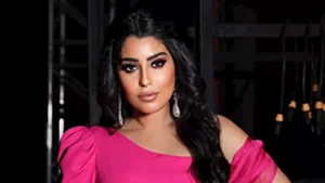 "أميرة من عالم الأحلام". آيتن عامر تخطف الأنظار بإطلالة أنيقة باللون الأزرق