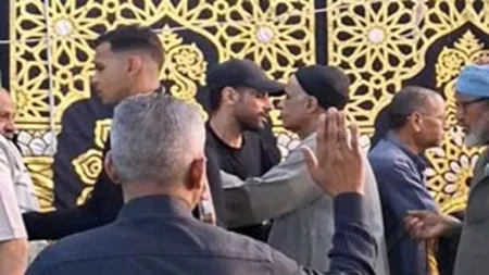 حمدي المرغني يتلقى عزاء والده أمام منزل العائلة بالسويس (فيديو وصور) حمدي المرغني يتلقى عزاء والده أمام منزل العائلة بالسويس (فيديو وصور)