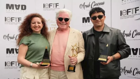 حسين فهمي يحصد جائزة شخصية العام السينمائية العربية في كان (صور)