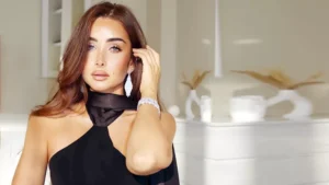 بالأحمر الناري.. هنا الزاهد تتألق بفستان أنيق