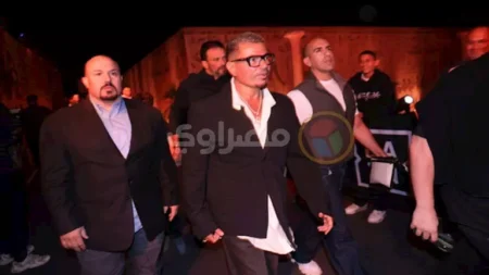 جيسون ستاثام وعمرو دياب.. النجوم في نزال الملاكمة الأسطوري تحت سفح الأهرامات